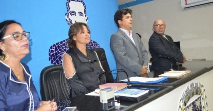 Presidente realiza sessão na Câmara de Sapé, impede a entrada do povo e muda regimento
