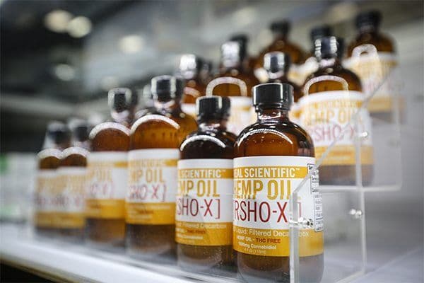 Medicamento derivado da maconha começa a ser vendido no Brasil