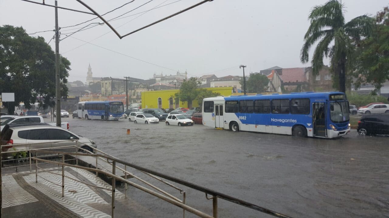 Chove 17 mm em apenas uma hora e população de João Pessoa sofre com transtornos e alagamentos