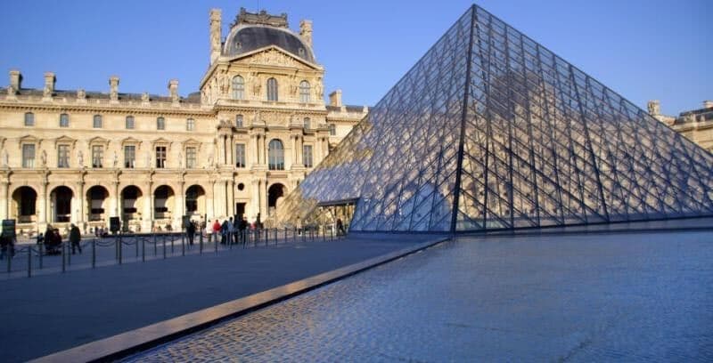 Museu do Louvre fecha após roubo de joias; Coroa de diamantes é recuperada, mas outras peças da coleção de Napoleão podem ter sido levadas