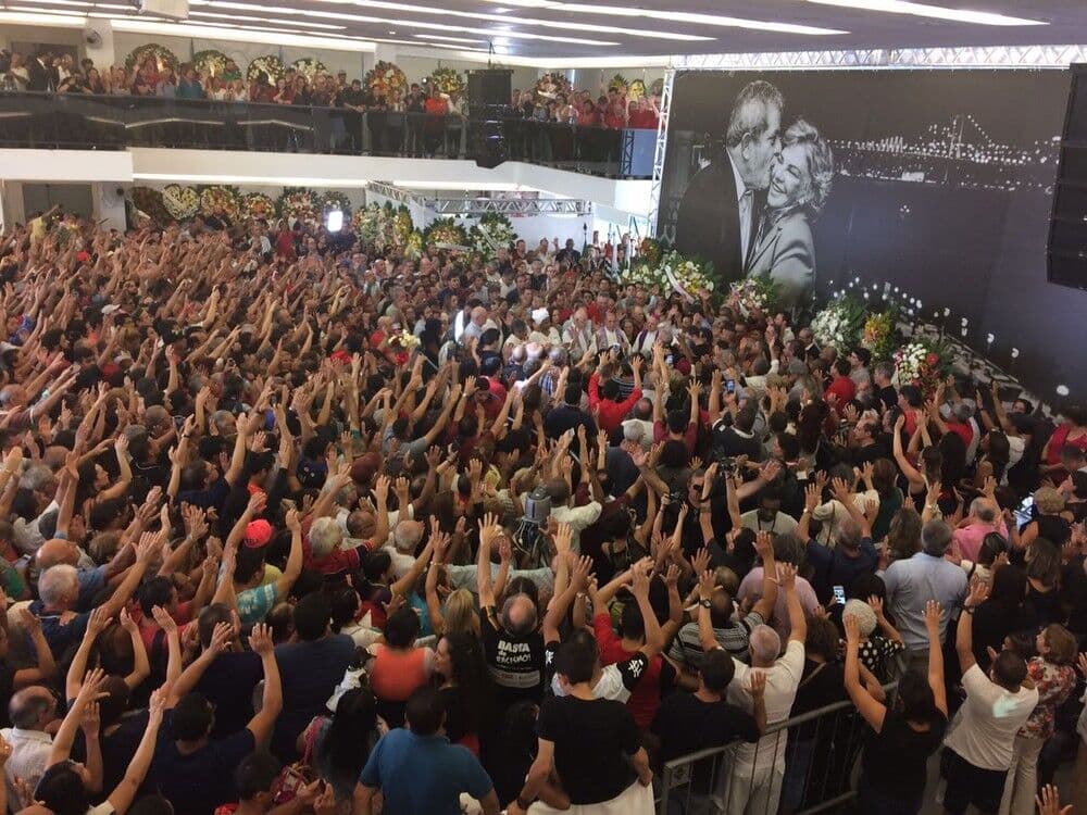 "Vou defender sua honra", promete Lula em velório da ex-primeira-dama