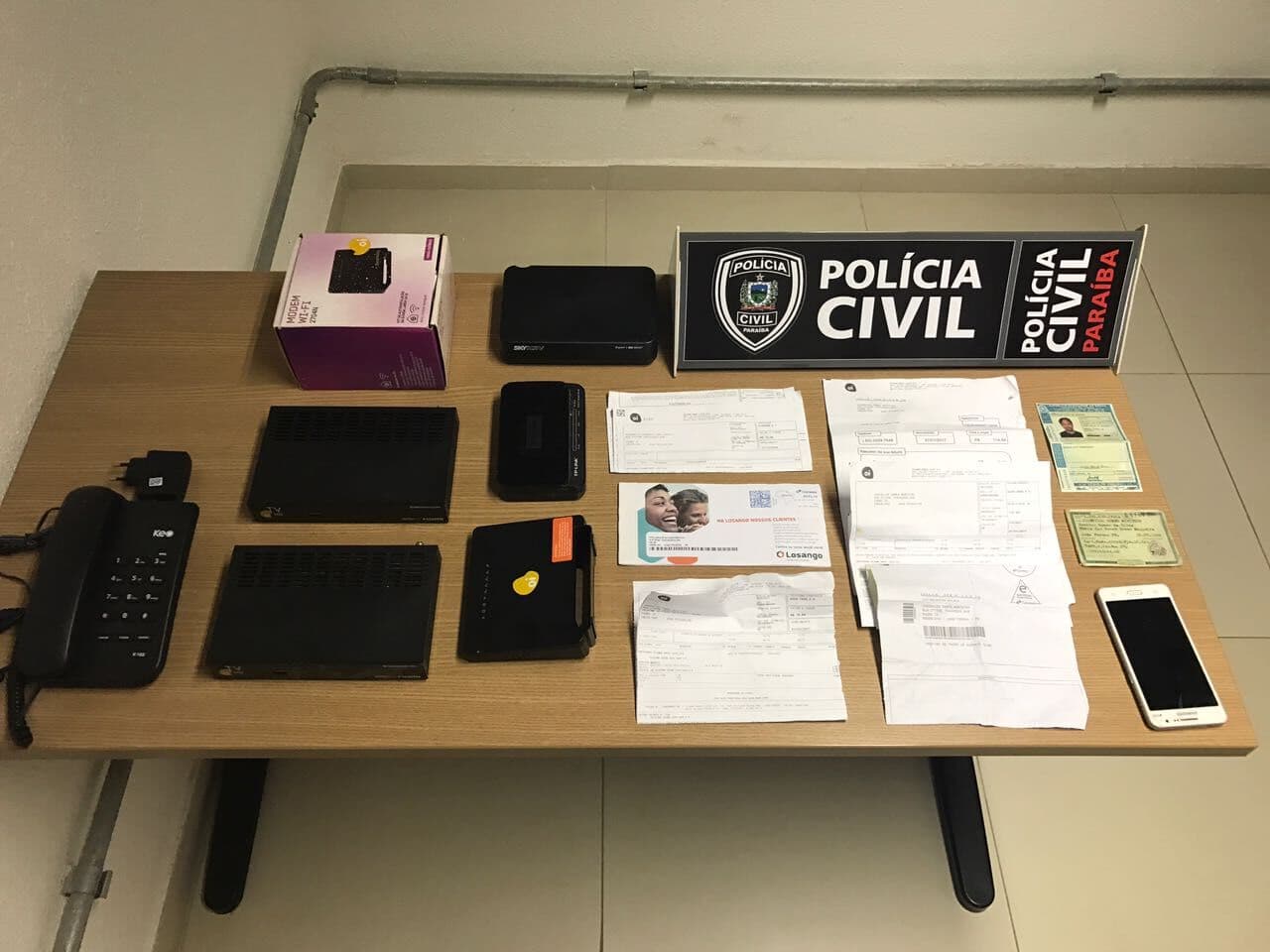 Preso suspeito de praticar golpes em serviços de telefonia, TV e Internet com documento achado na rua