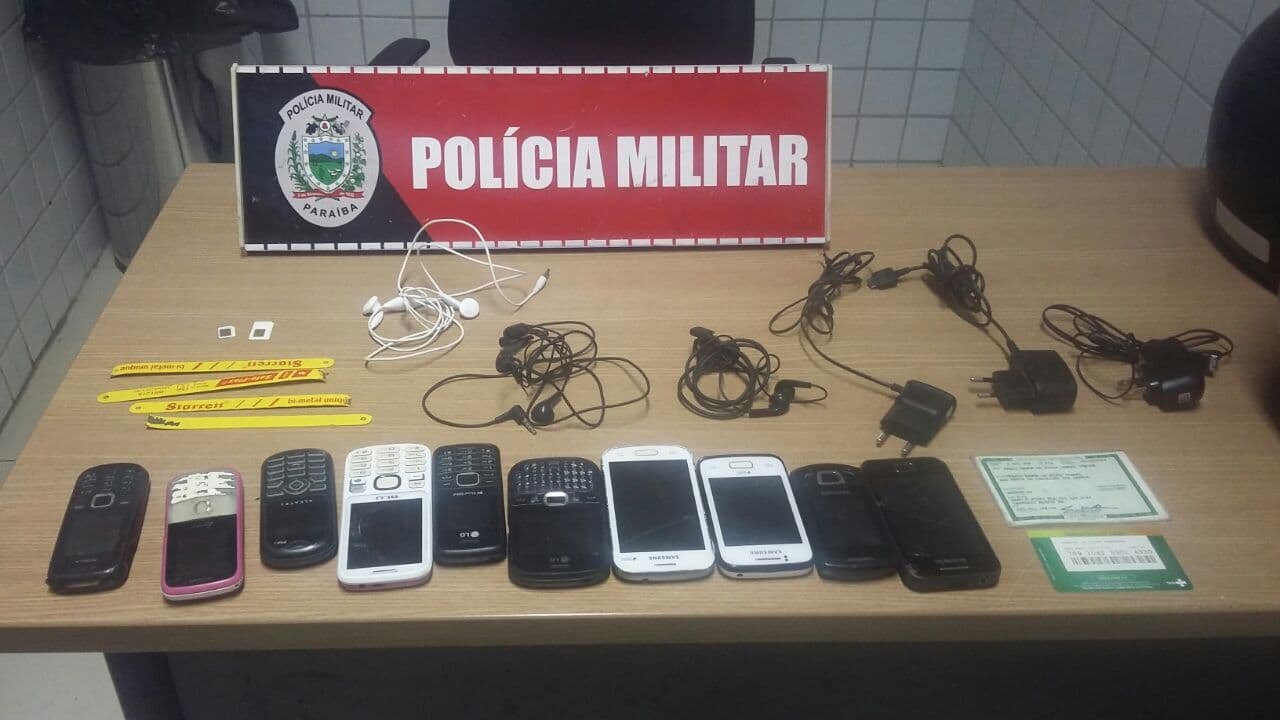 Dupla é detida ao tentar jogar pacote com 10 celulares em presídio da capital