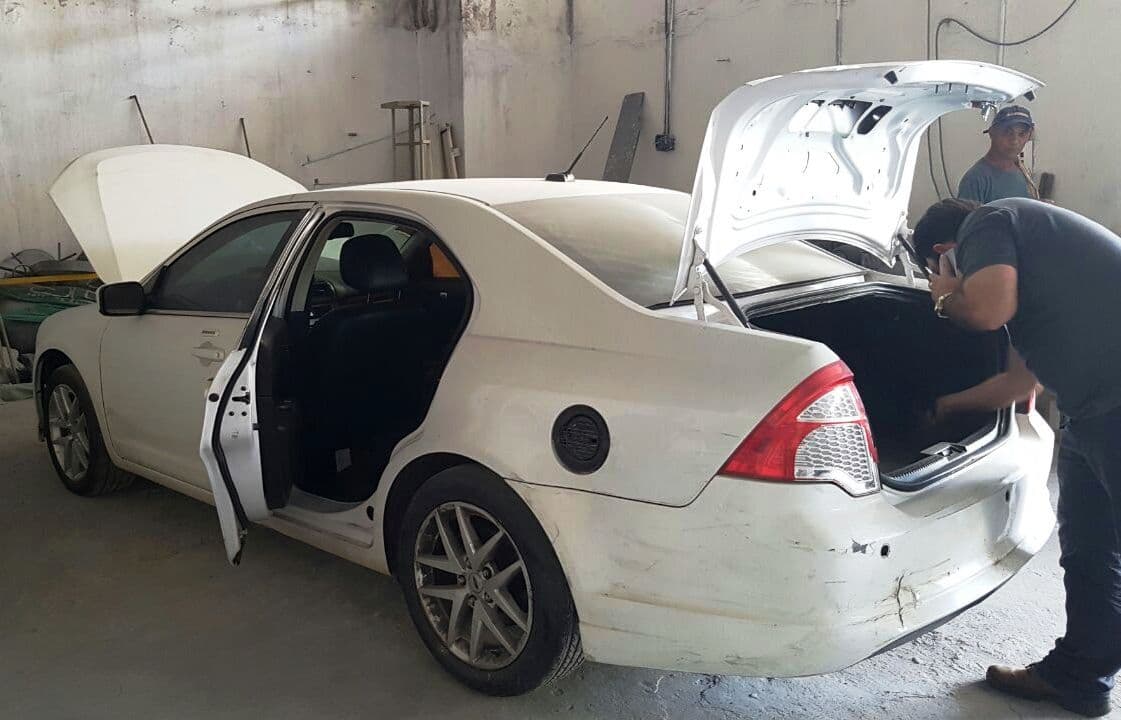 Polícia encontra carro roubado em oficina mecânica no Miramar