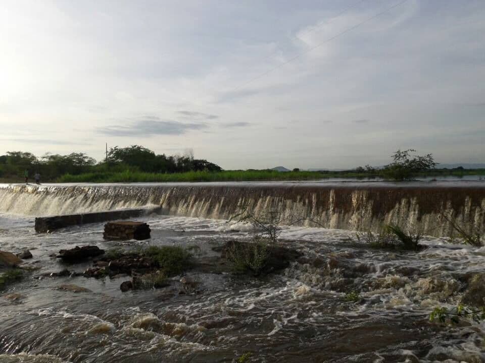 Açude sangra e deixa mais de 25 famílias isoladas em Patos