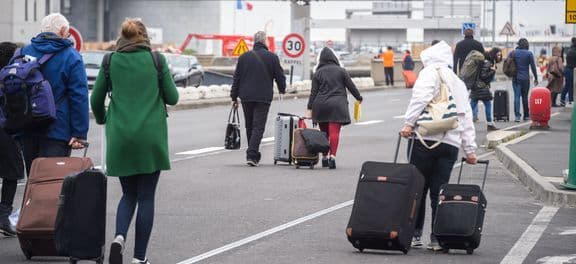 Polícia mata suspeito em aeroporto de Paris