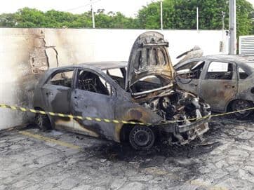Dois veículos são incendiados dentro de condomínio no bairro José Américo