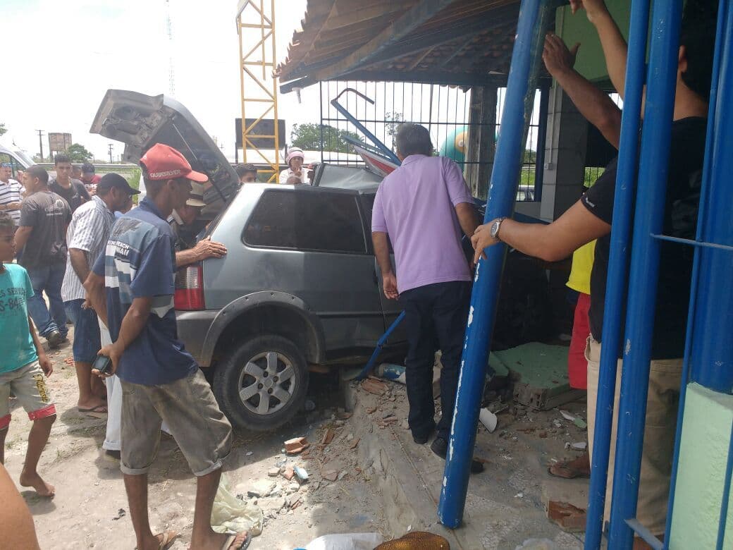 Carro invade restaurante e deixa cinco feridos no município de Santa Rita