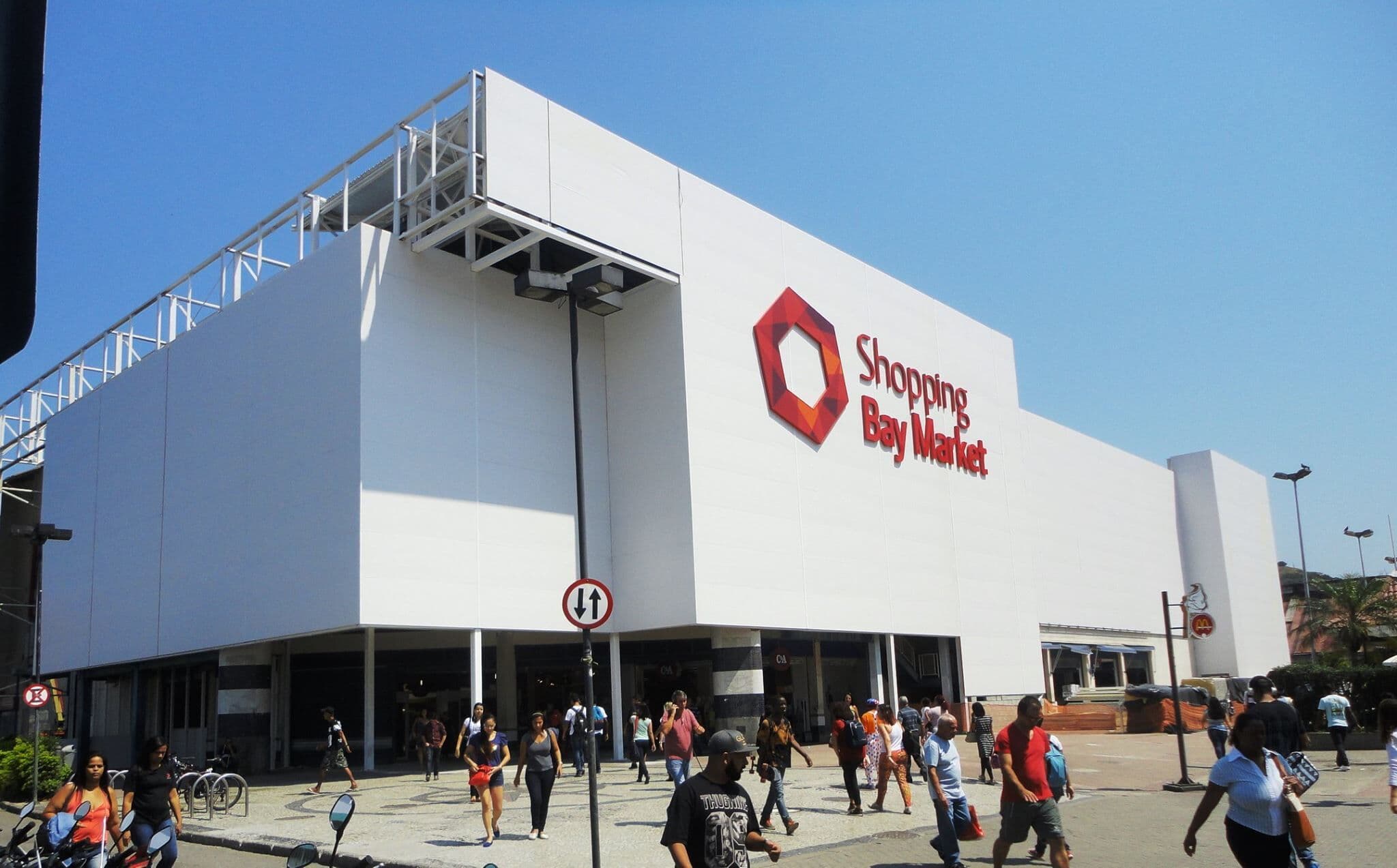 Queda de elevador em shopping de Niterói deixa feridos