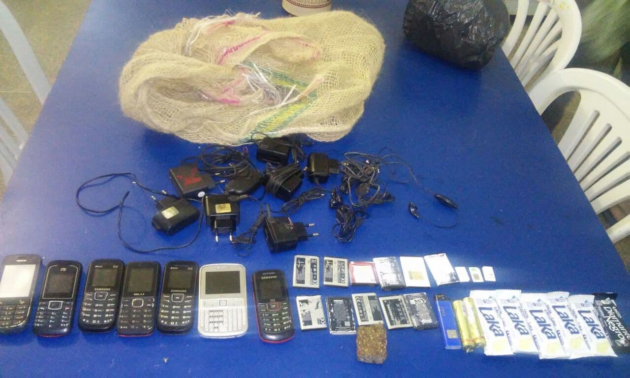 Agentes da Penitenciária Feminina interceptam pacote recheado de celular e droga