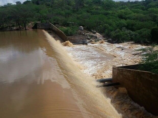 Chuvas inundam Monteiro e fazem açude São José sangrar