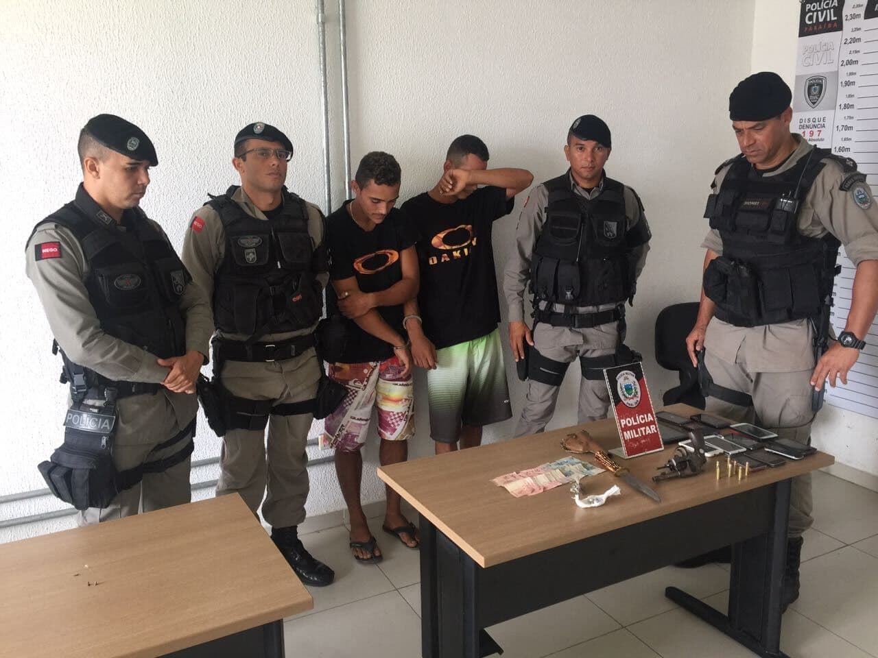 Dupla de jovens é presa por tráfico de drogas e porte ilegal de armas na Zona Sul da Capital
