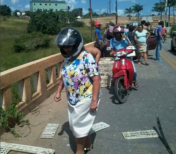 Caixas com galinhas caem de caminhão em rodovia e provocam acidente com casal de idosos