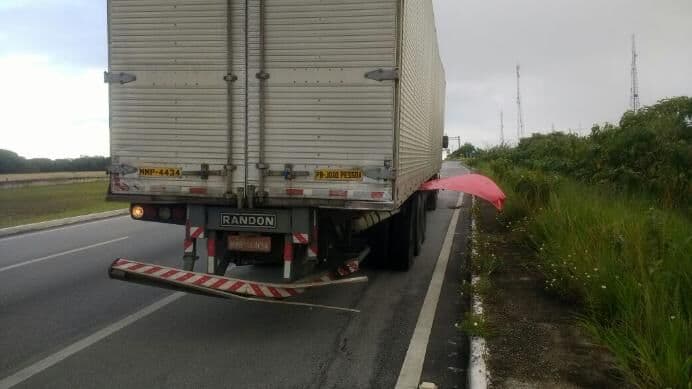 Motorista morre após carro bater em traseira de caminhão e capotar várias vezes