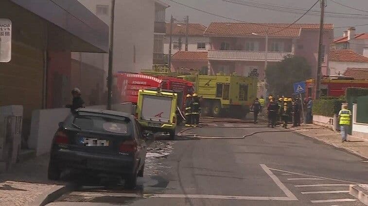 Avião cai em Portugal perto de supermercado e deixa 4 mortos