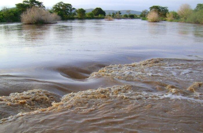 Chuvas aliviam sertanejos, dois açudes sangram, mas situação continua crítica em 49 açudes