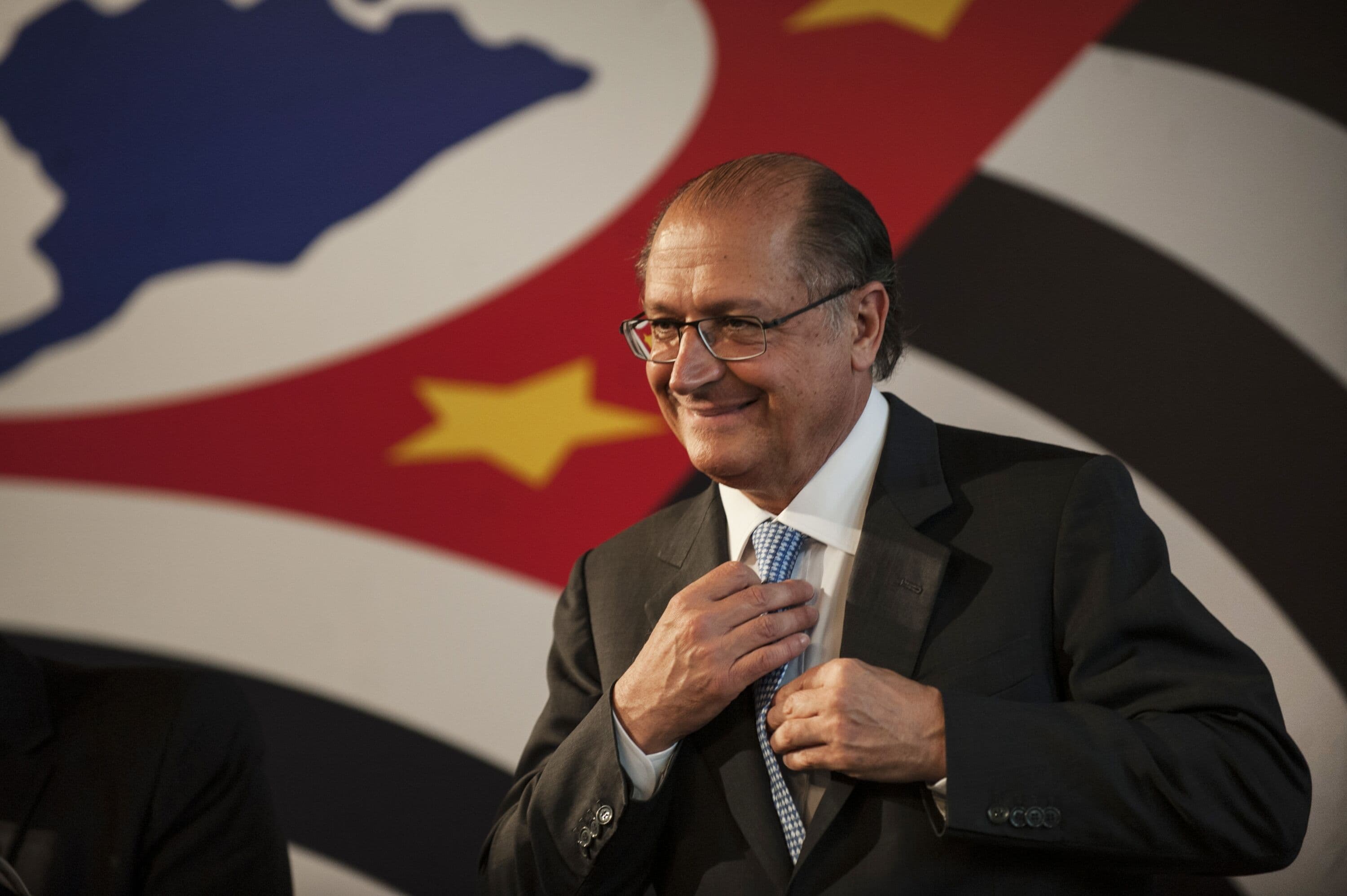 CCJ barra nova homenagem para Alckmin devido a título de cidadania que o governador não veio receber