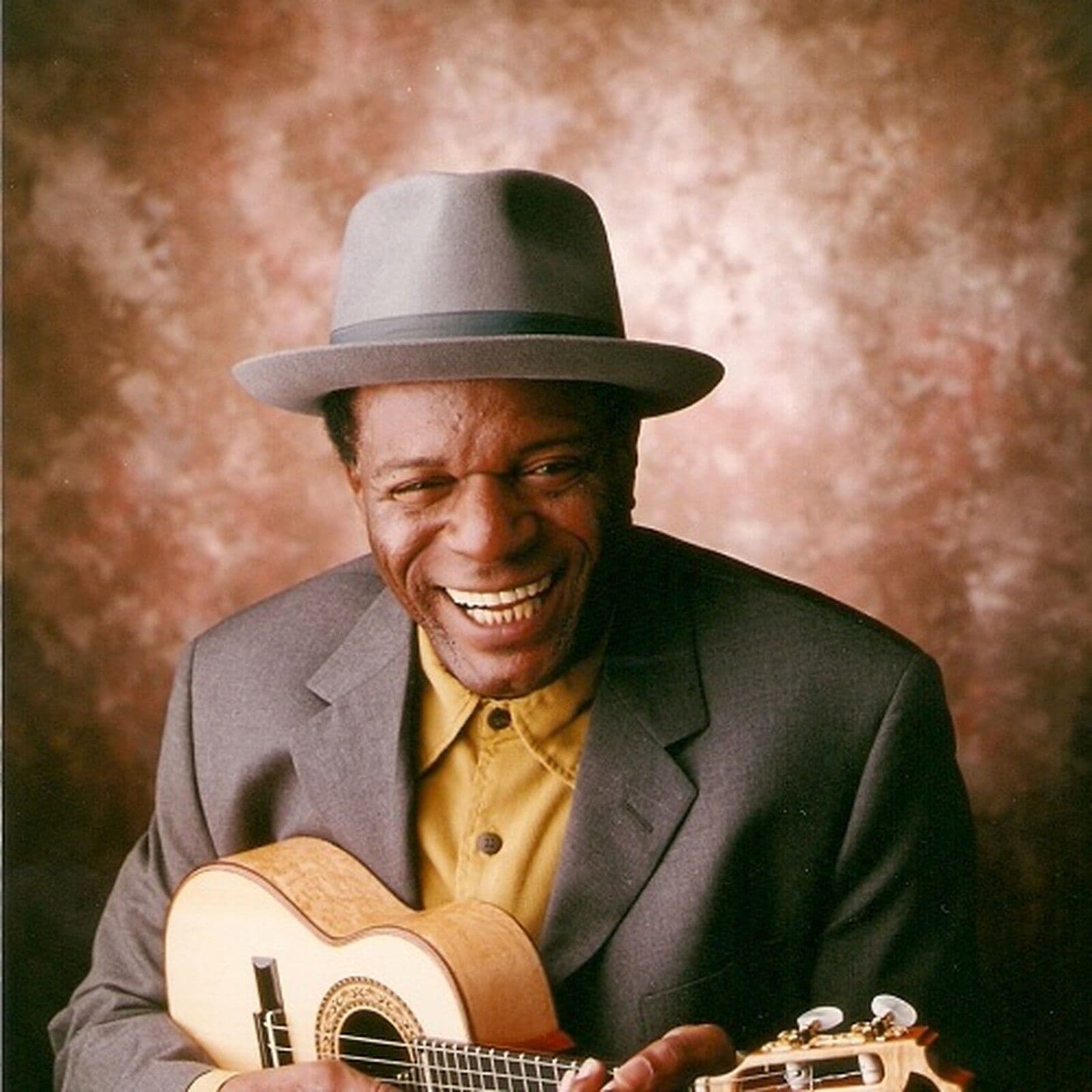 Morre o sambista Almir Guineto, fundador do grupo Fundo de Quintal