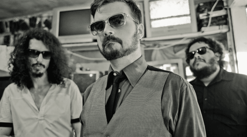 Rieg faz som experimental e leva convidados à edição de maio do projeto Música do Mundo