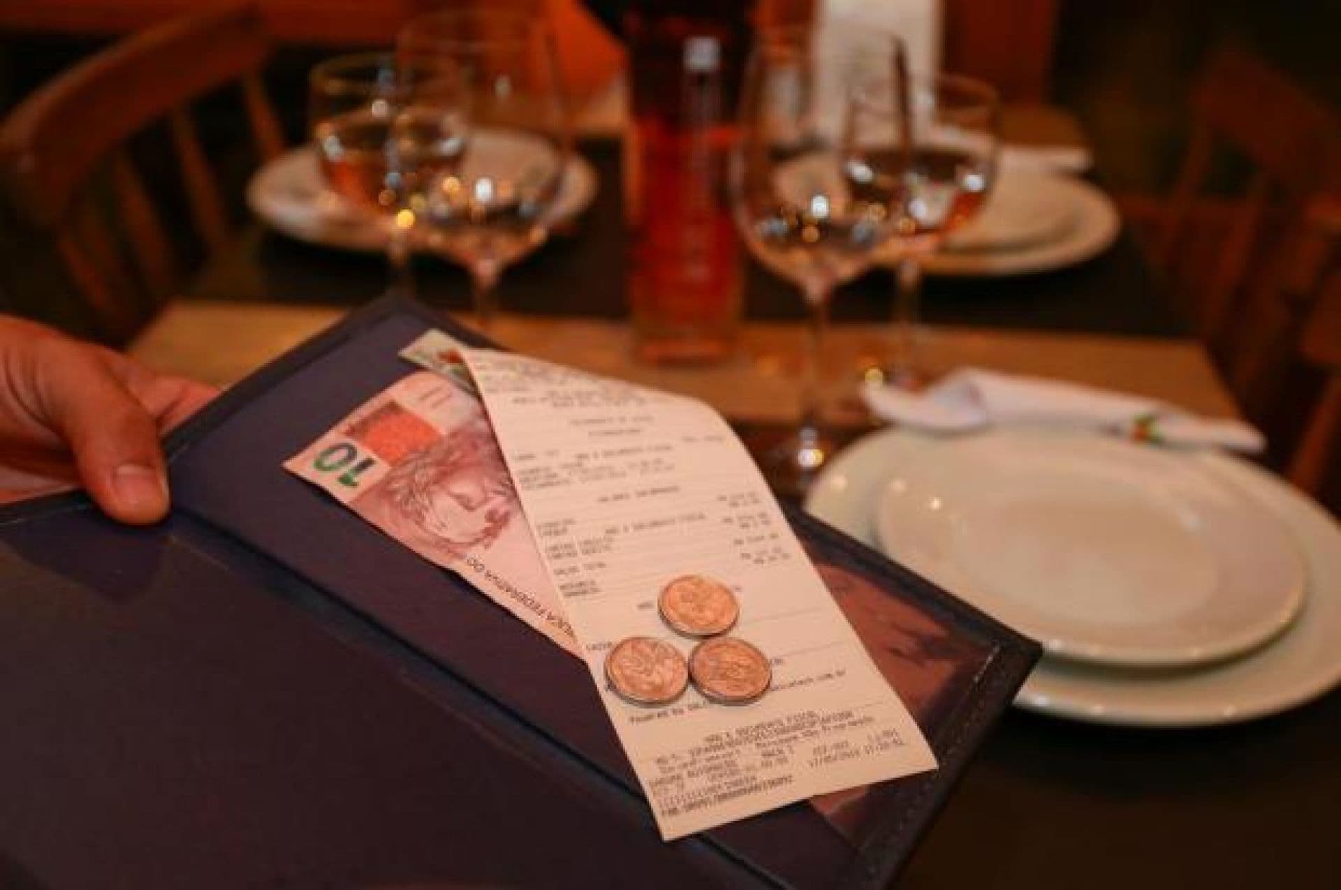 Lei da gorjeta começa a valer a partir deste sábado