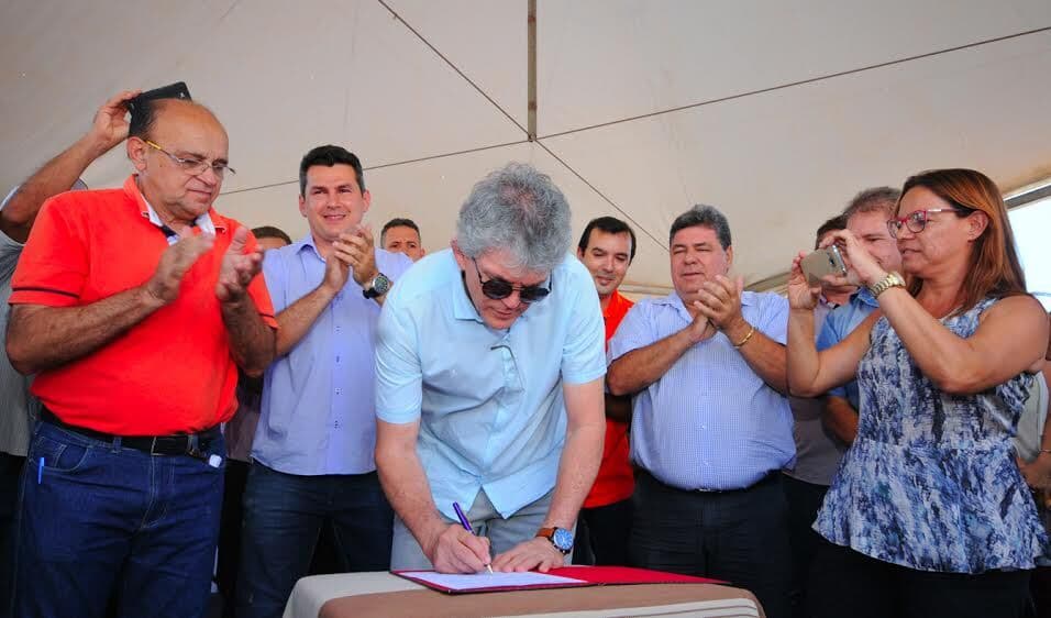Ricardo Coutinho assina ordens de serviço para açude e barragem no Sertão