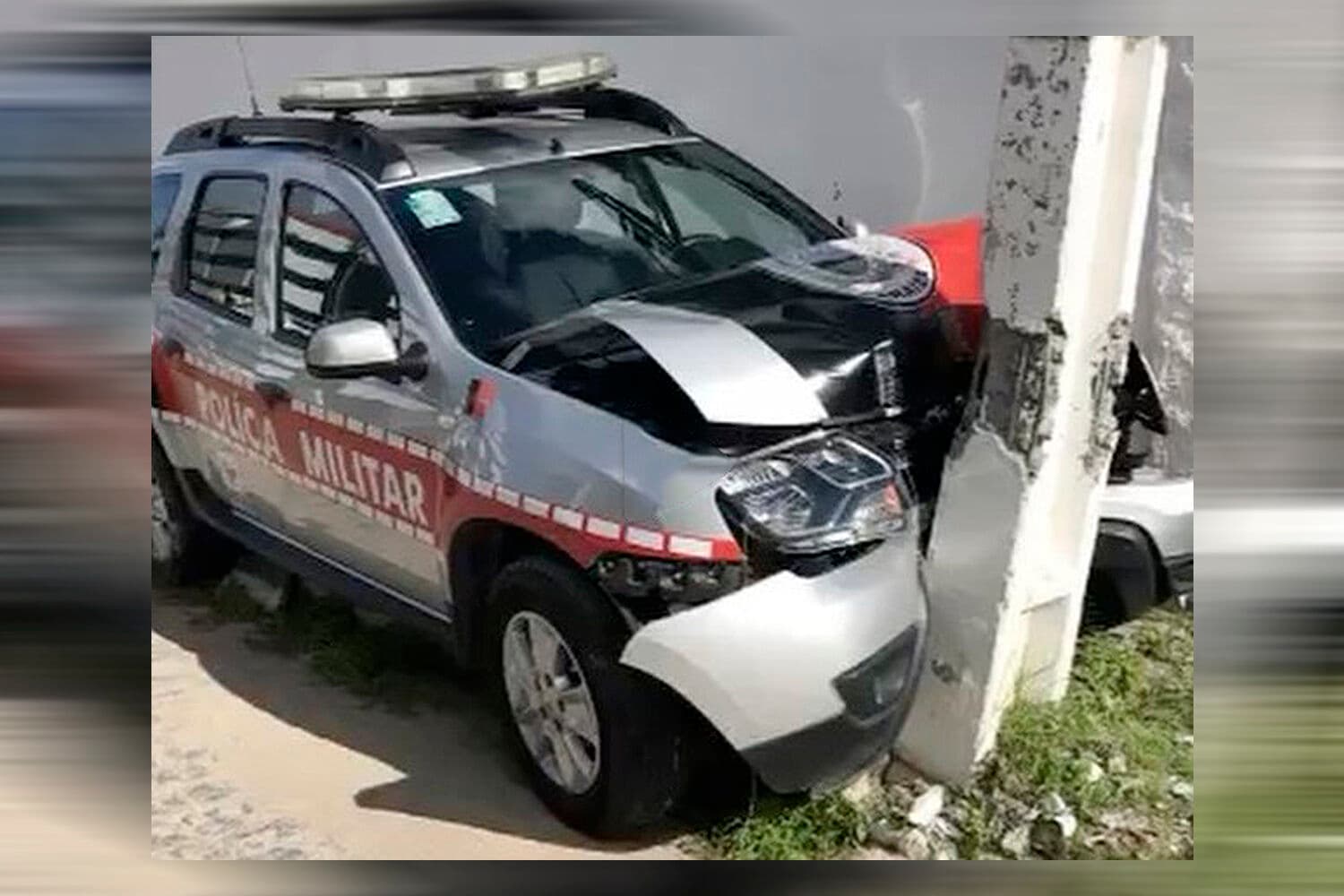 Mulher perde controle de veículo e bate em viatura da PM