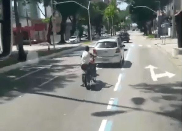 Criança é flagrada pilotando moto sem capacete na avenida Epitácio Pessoa