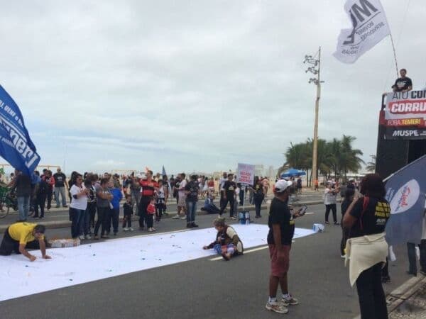 Manifestantes protestam contra o governo e pedem Diretas Já em vários estados