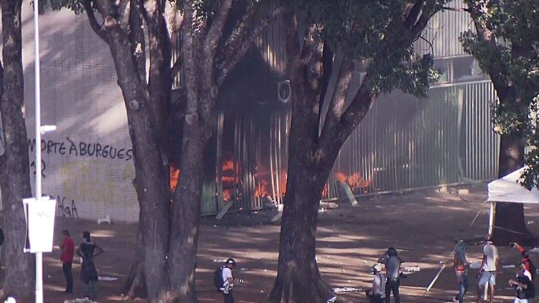 Manifestantes e policiais se enfrentam em protesto na Esplanada dos Ministérios