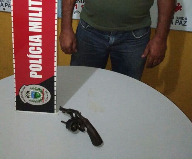 Homem é preso após sacar arma e ameaçar pessoas em praça pública