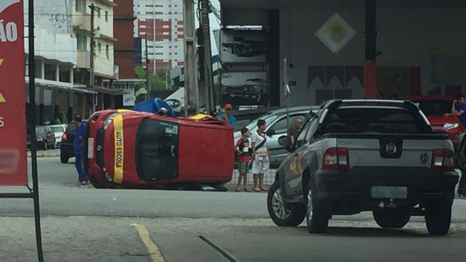 Carro de autoescola tomba após colisão com caminhonete em Campina Grande