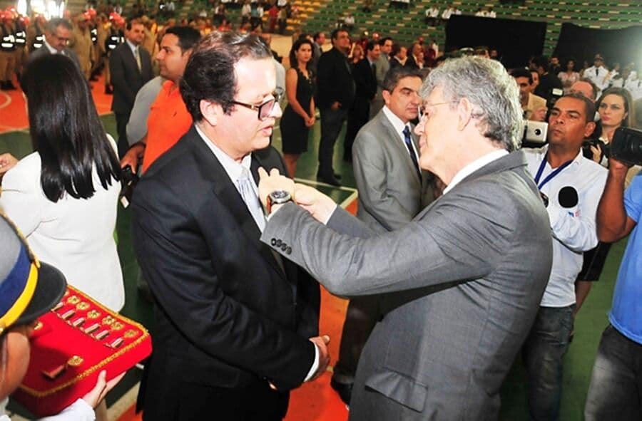 Presidente do TCE é homenageado com a medalha do Centenário do Corpo de Bombeiros da PB