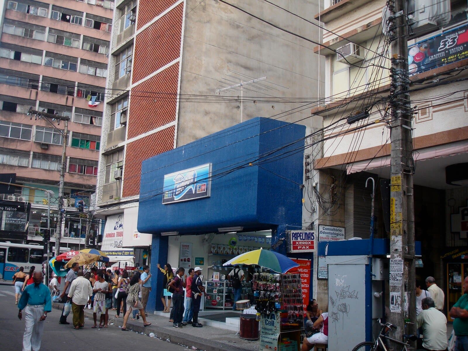 Placa de publicidade cai e atinge quatro pessoas no centro da Capital