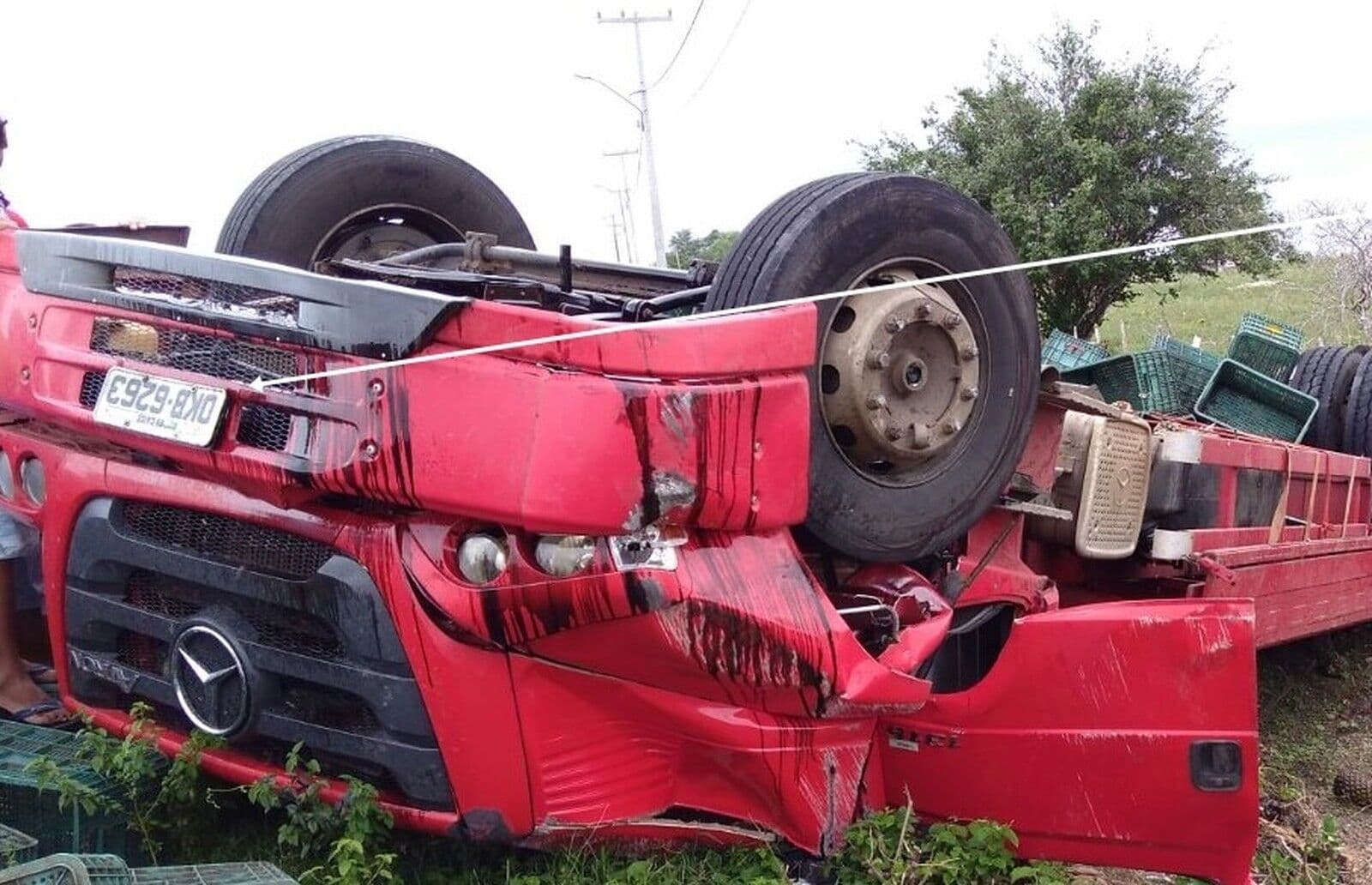 Motorista morre após acidente com caminhão carregado de abacaxi no RN