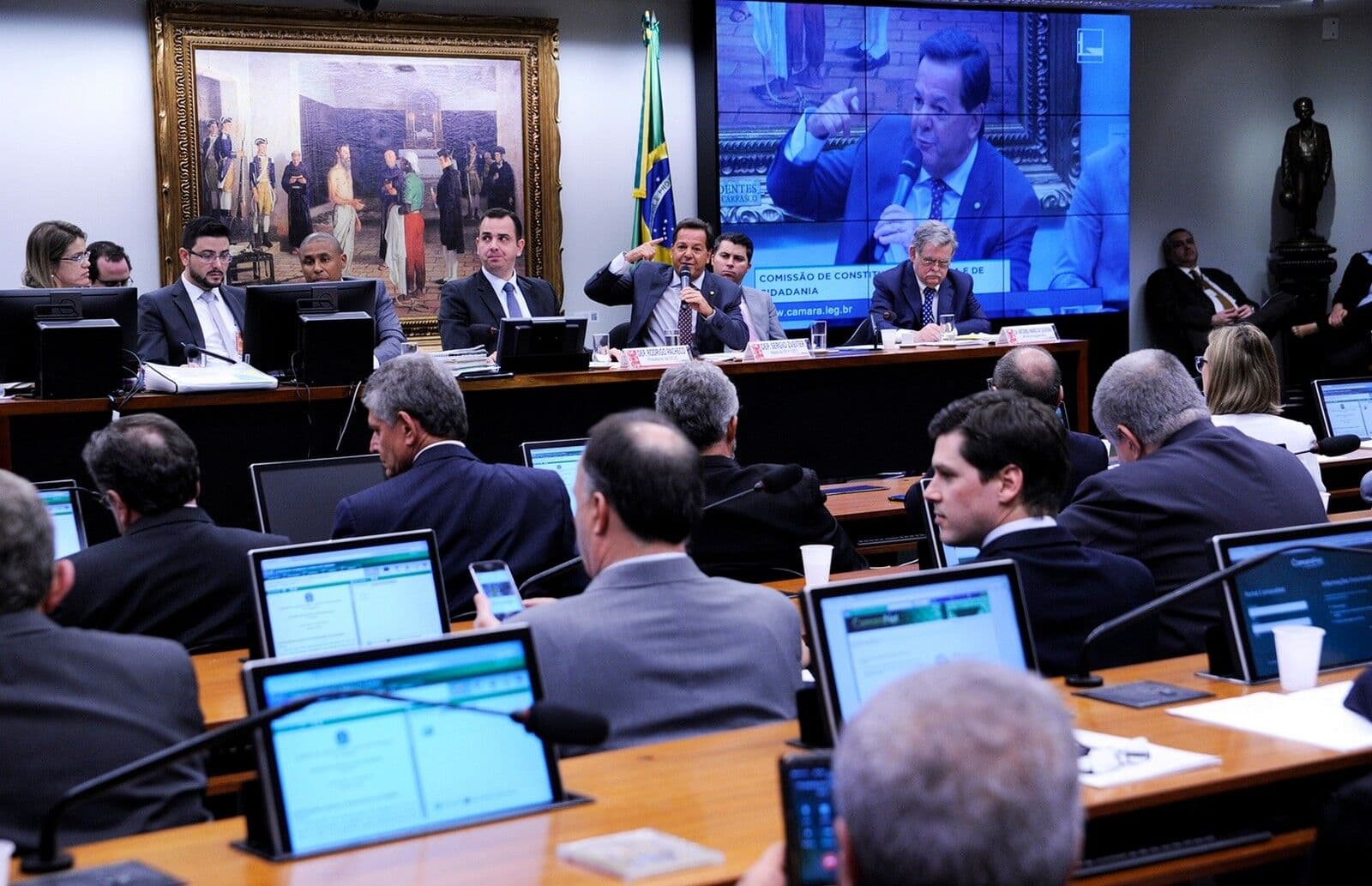 Hugo Motta escolhe Leo Prates para relatar fim da 6x1 e Comissão Especial será presidida por Alencar Santana