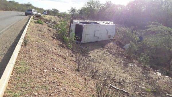 Acidente com ônibus que transportava banda deixa sanfoneiro morto no Cariri