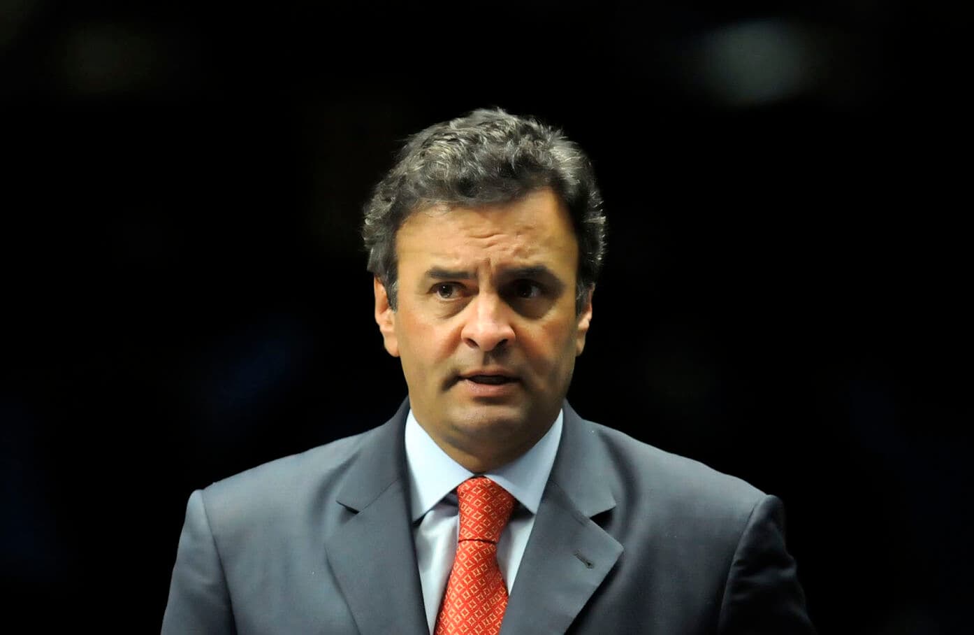 Aécio Neves entrega passaporte ao Supremo