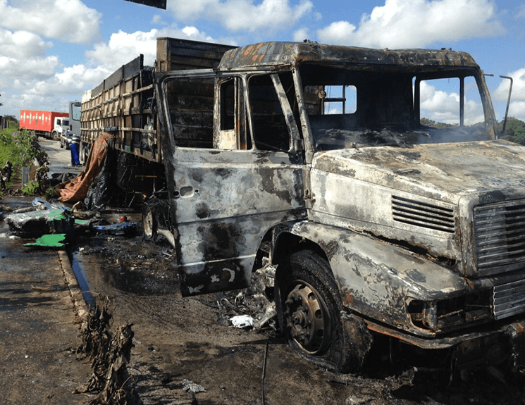 Pneu estoura e caminhão pega fogo em rodovia na Paraíba