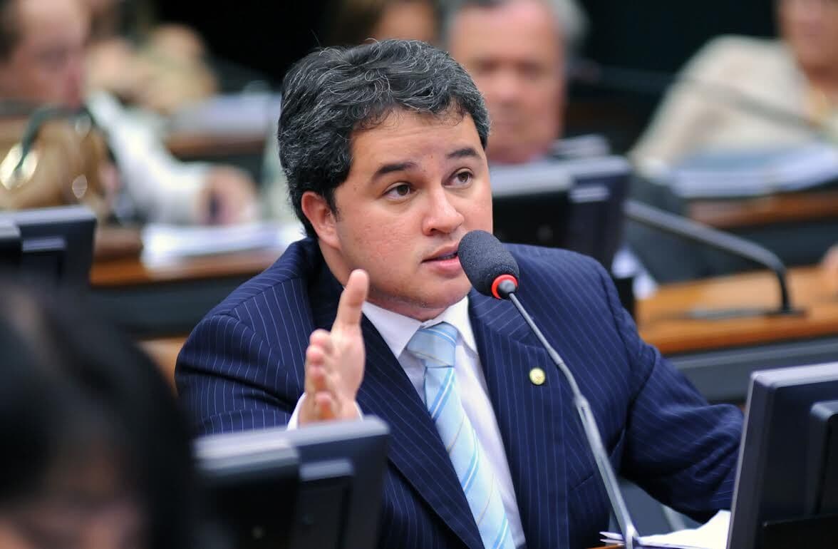 Efraim Filho se posiciona contra permissão para ocultação de doações eleitorais