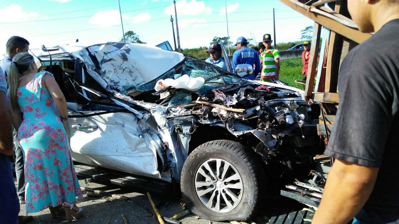 Colisão entre duas caminhonetes deixa cinco feridos na BR 101