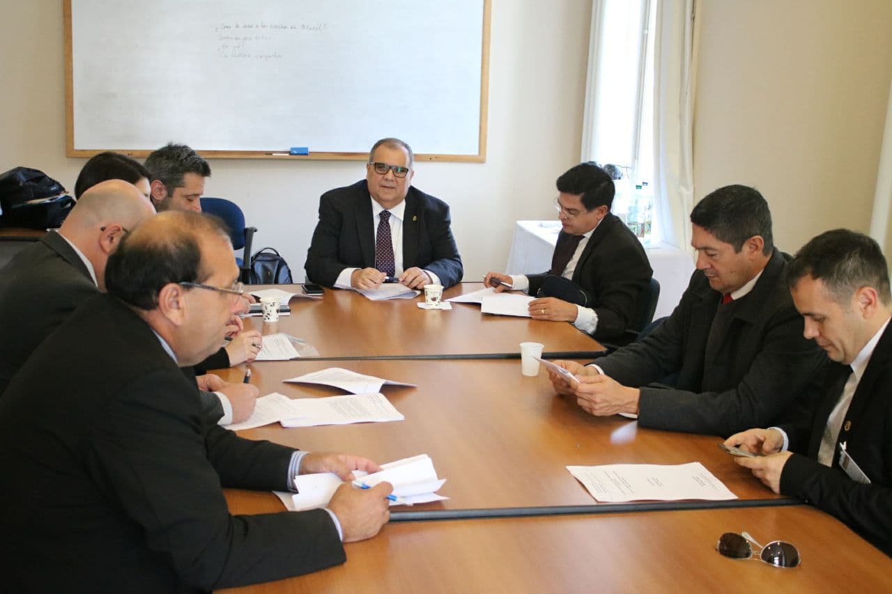 Rômulo Gouveia participa de sessão do Parlasul
