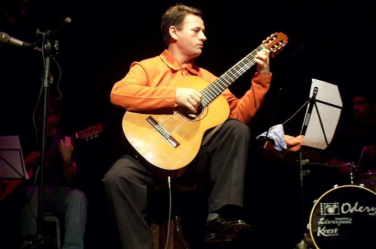 Chagas Fernandes e grupo Tambores do Forte se apresentam no Sabadinho Bom