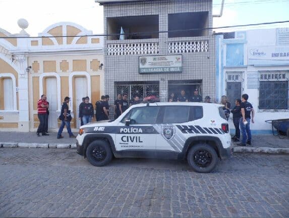 Irmãs são detidas após série de agressões com tesoura e quebram vidro de viatura da Polícia