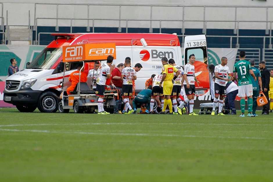 Jogador do São Paulo leva joelhada na cabeça, desmaia e sai de ambulância