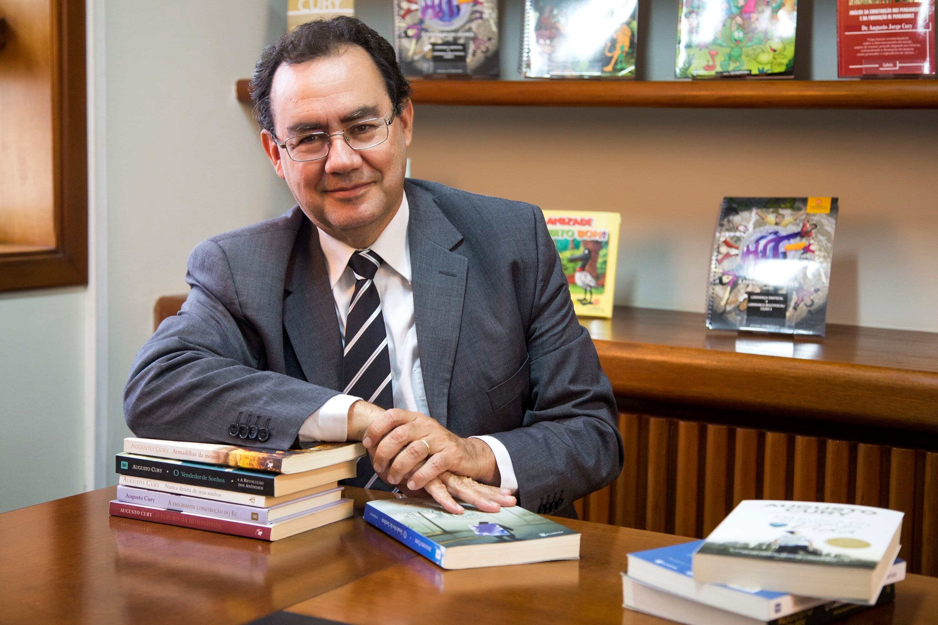Augusto Cury viaja à Europa e adia decisão sobre apoio no 2º turno