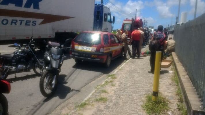Policial fica ferido após colidir com moto durante perseguição a veículo roubado