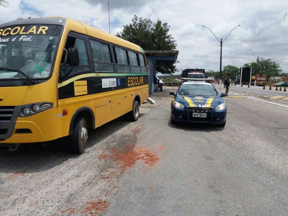 PRF prende motorista de ônibus escolar por embriaguez e PMCG demite suspeito