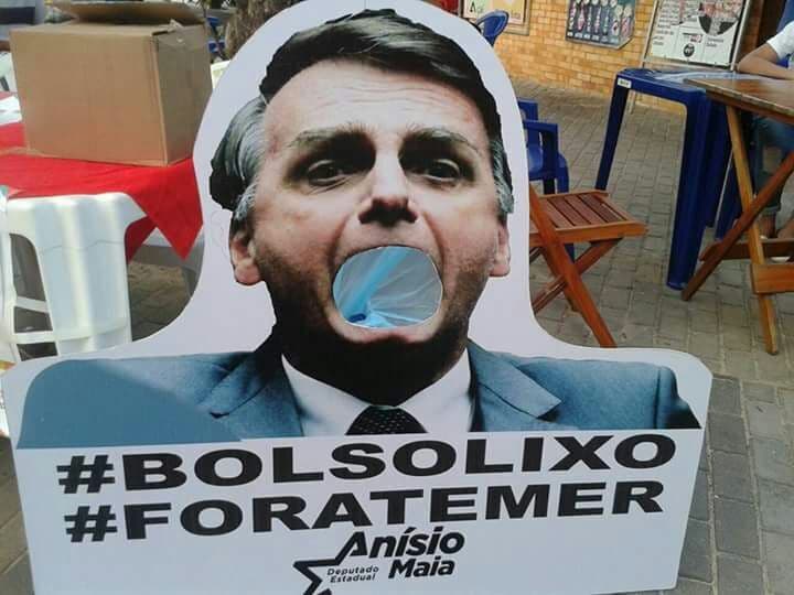 Deputado paraibano espalha lixeiras com foto de Bolsonaro na orla de João Pessoa
