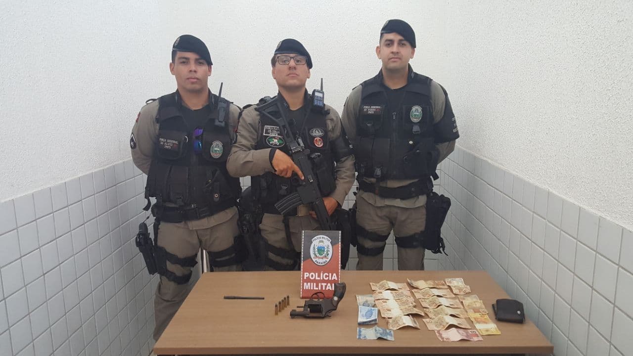Polícia prende dois suspeitos de roubo e apreende arma de fogo na Capital
