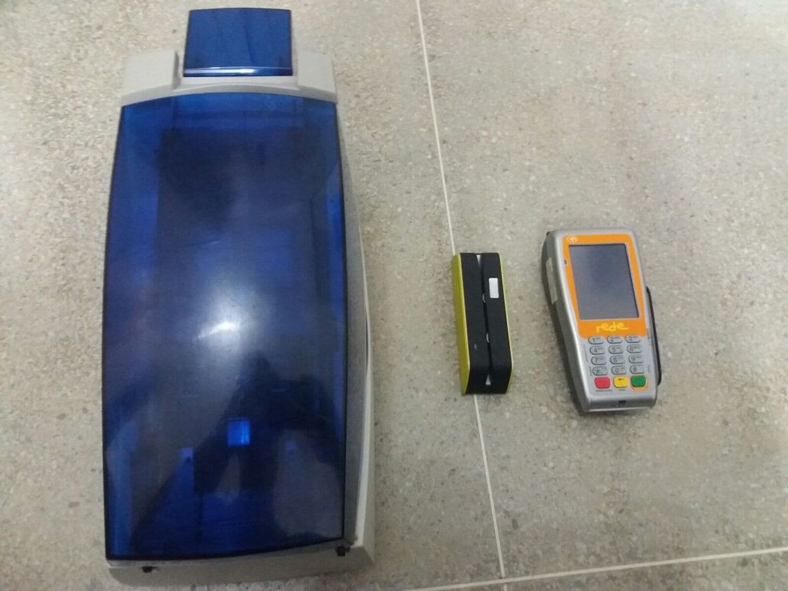 Dupla é presa pela PRF com máquina de fabricar cartão de crédito em Campina